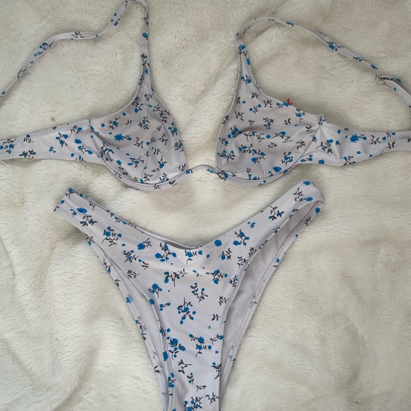 Blue and white floral bikini - Picture 1 of 5